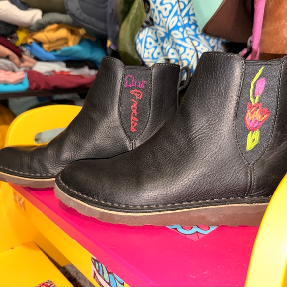 L.L. Bean Black Stonington Leather Boots with Pink and Green Embroidery - Picture 5 of 10